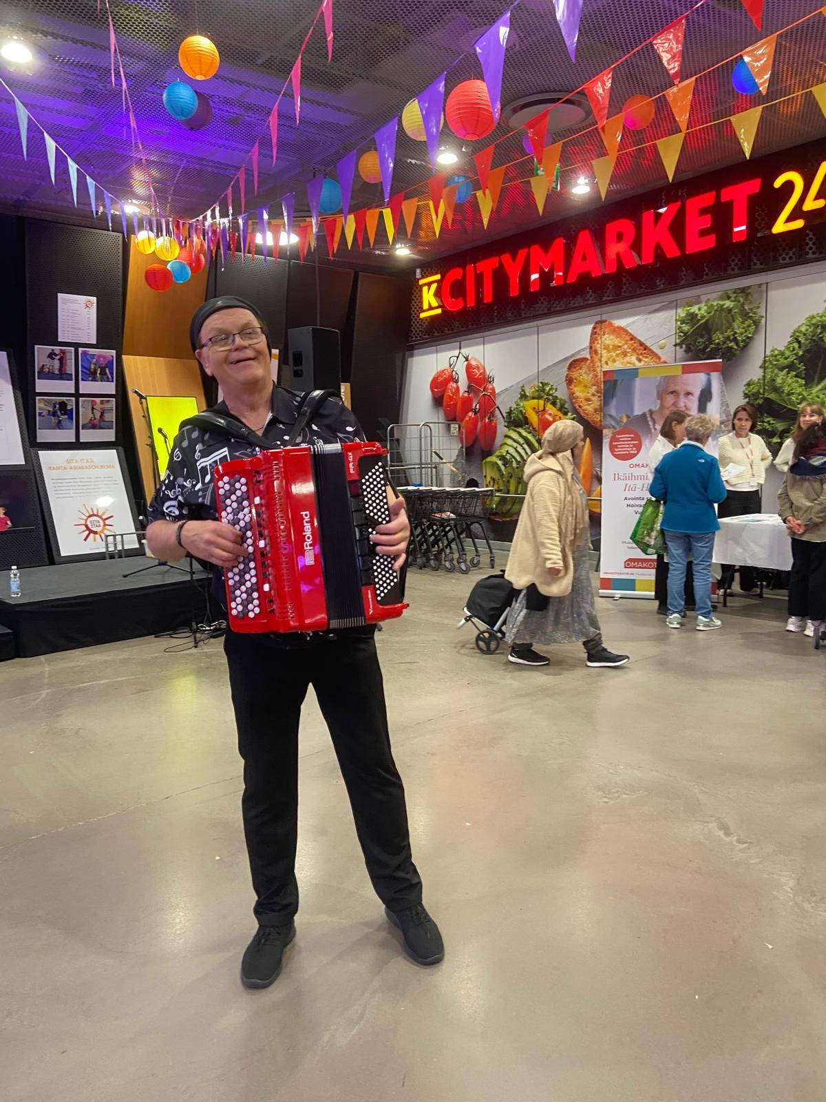 Elävää musiikkia kauppakeskuksessa – haitarinsoittaja osana Event Heavenin tapahtumatuotantoa Helsingissä Haitarinsoittaja esiintyy Eastonissa – tapahtumatuotanto Helsinki