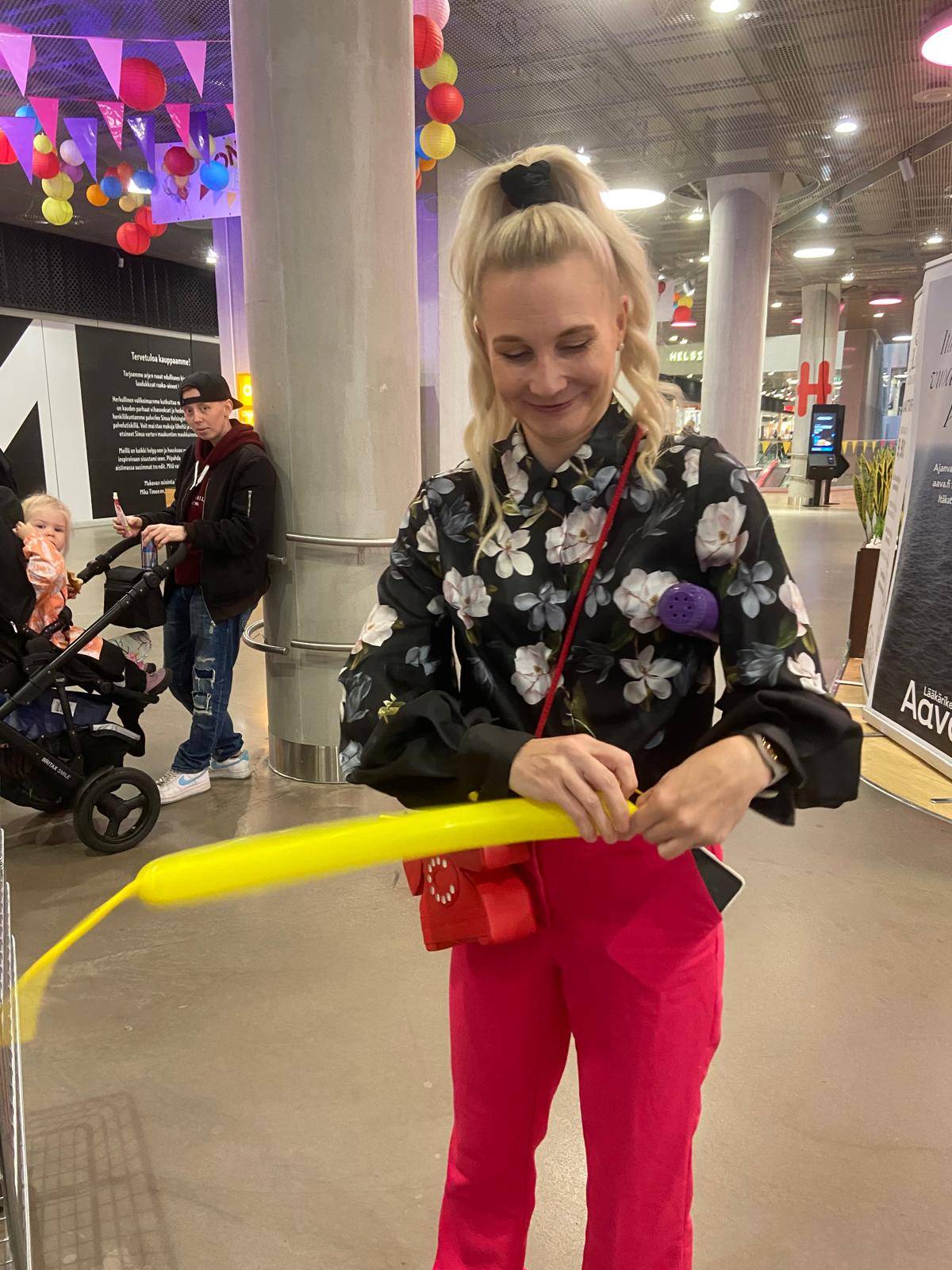 Taika Taija tekee ilmapalloeläimiä lapsille tapahtumassa